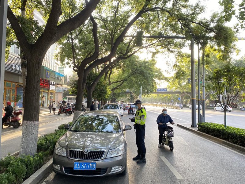 西安交警指揮中心“開學(xué)首日”指揮崗全員上崗，嚴(yán)防發(fā)生長時間、大面積交通擁堵。西安市交警支隊(duì)供圖