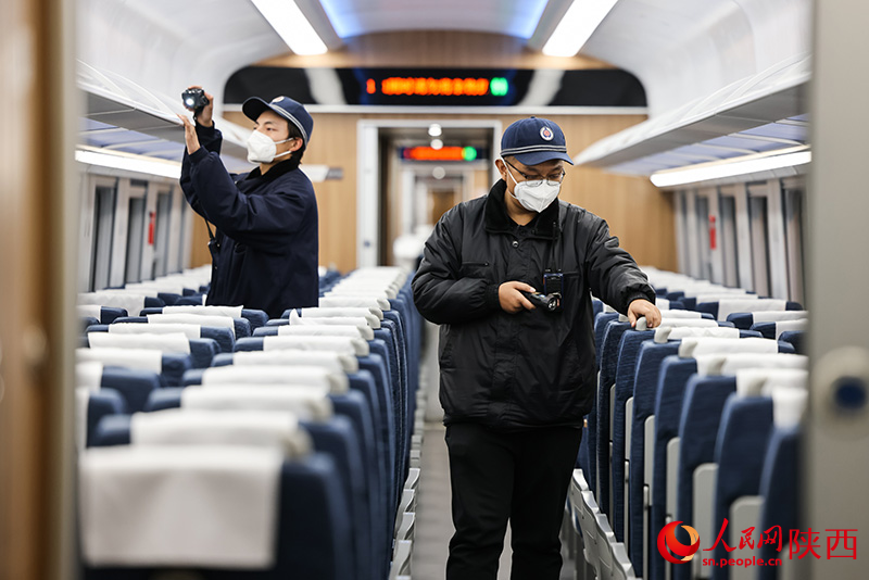 1月26日，西安客車車輛段，鐵路檢修“小哥”們正在檢查動(dòng)力集中型動(dòng)車組乘客座椅和行李架狀態(tài)。劉翔攝