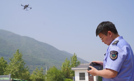 驪山“智慧哨兵”上崗近日，西安市臨潼區(qū)驪山森林保護多功能數(shù)字云臺監(jiān)管系統(tǒng)上線，實現(xiàn)了對驪山生態(tài)環(huán)境的全程可視化監(jiān)管。在臨潼區(qū)秦嶺保護總站管控指揮中心，數(shù)字云臺監(jiān)管系統(tǒng)數(shù)據(jù)在大屏幕上通過可見光和熱成像兩種視頻形式顯示，實時監(jiān)測驪山的森林地貌等情況。而這些視頻數(shù)據(jù)是由20公里外驪山最高點架設的高點監(jiān)控煙感防火系統(tǒng)實時傳送回來的。