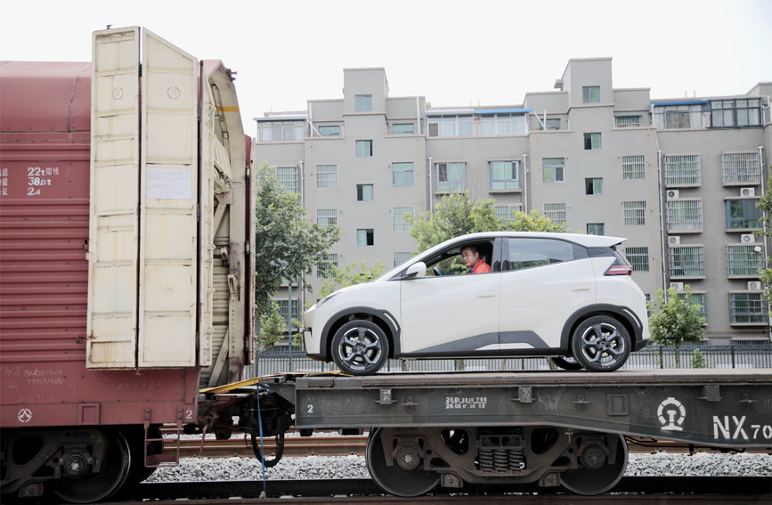 小汽車有序駛?cè)牖疖囓噹?。馬澤旭攝