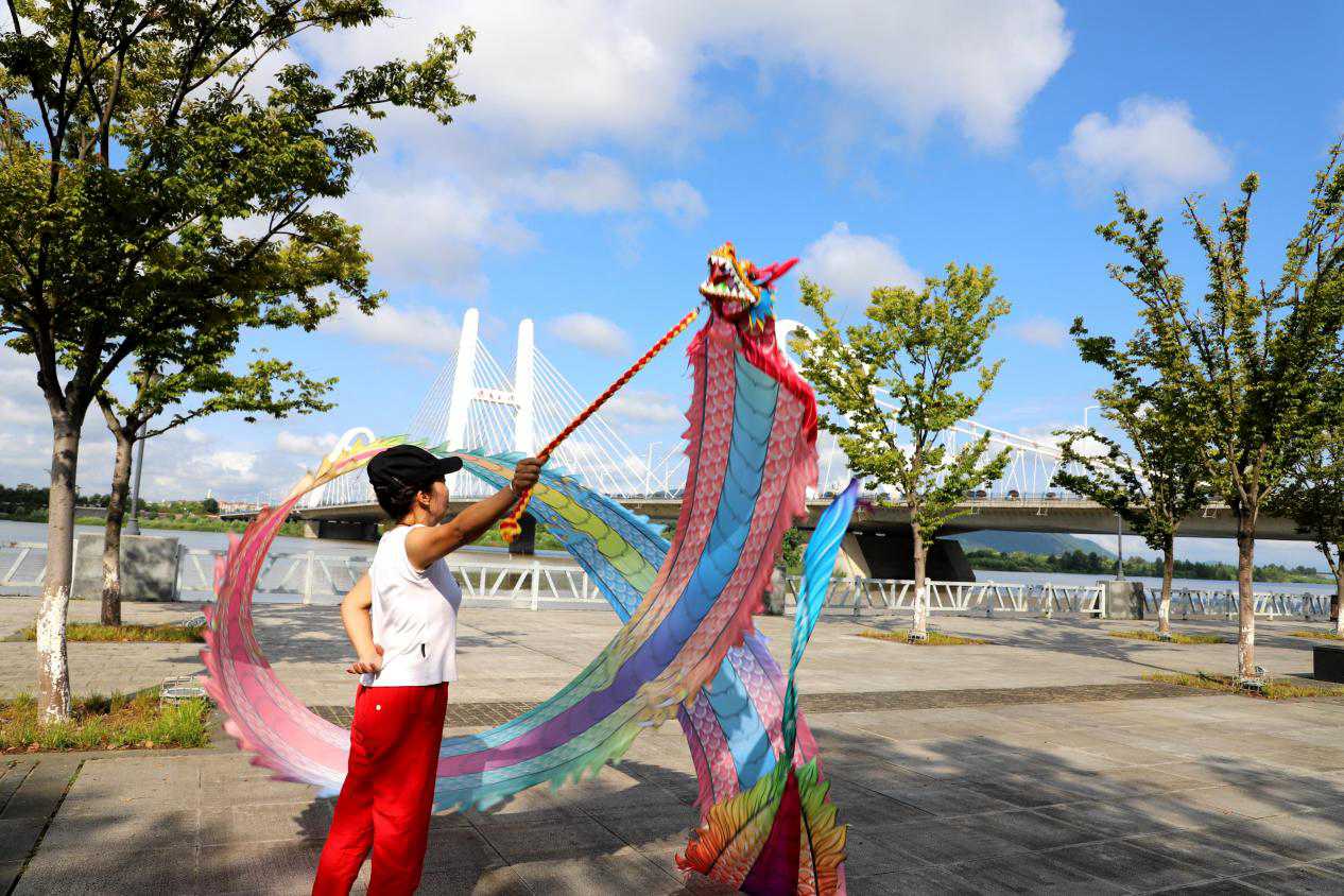 市民在天漢濕地公園健身舞龍。