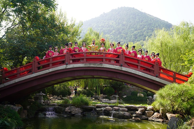 在華清宮九龍湖上，鵲橋彎彎，紅色的綢緞交織纏綿，宛若銀河。王三合 攝