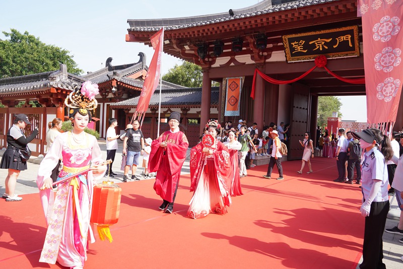 新人著鳳冠霞帔體驗(yàn)唐代傳統(tǒng)婚禮儀式。王三合 攝