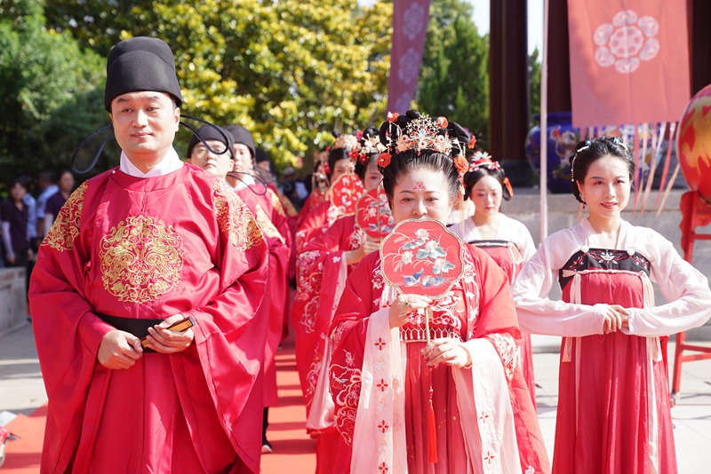 新人著鳳冠霞帔體驗(yàn)唐代傳統(tǒng)婚禮儀式。王三合 攝