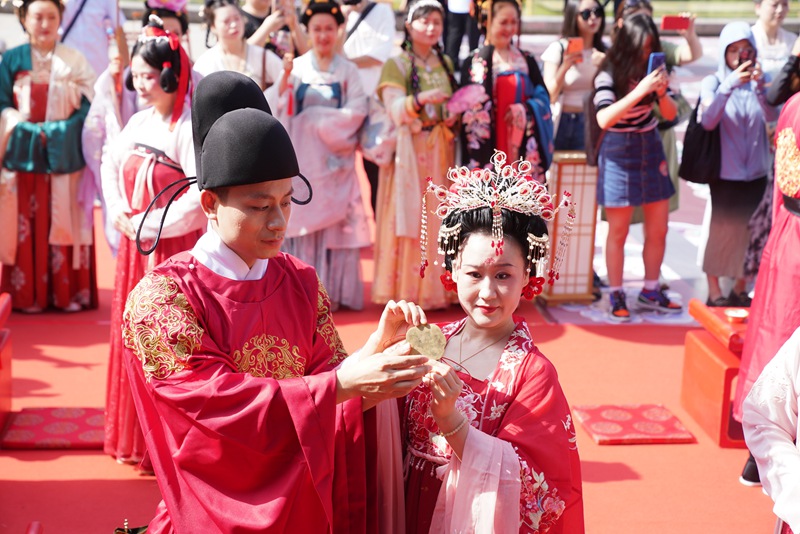 新人著鳳冠霞帔體驗(yàn)唐代傳統(tǒng)婚禮儀式。王三合 攝