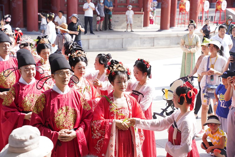 新人著鳳冠霞帔體驗(yàn)唐代傳統(tǒng)婚禮儀式。王三合 攝