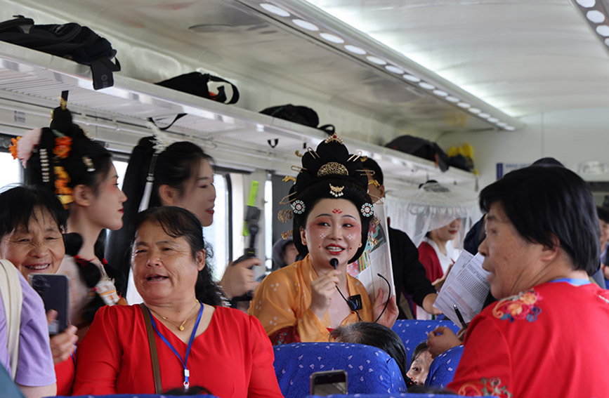 車廂內，旅客們“置身其中仿佛穿越大唐”。李慕華攝