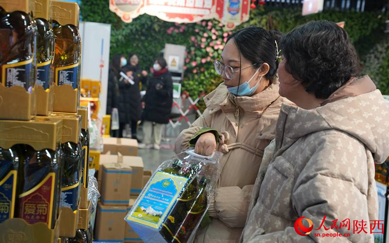 市民在西安愛菊糧油園區(qū)內(nèi)挑選“洋年貨”。人民網(wǎng)記者  賈凱璐攝