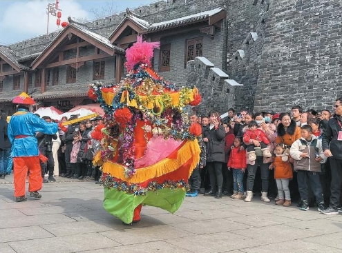 2月24日，第四屆“非遺鬧古鎮(zhèn) 歡樂過元宵”漢中市非物質(zhì)文化遺產(chǎn)項目展示展演活動在城固縣上元觀古鎮(zhèn)舉辦。 記者 穆騁攝