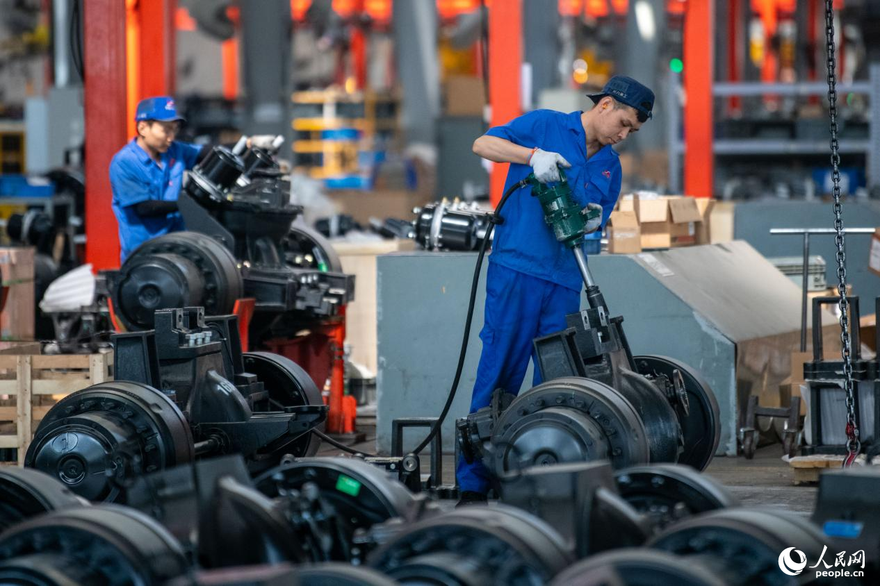 5月14日，在總裝車間，工人正在進行非公路寬體自卸車底盤裝配作業(yè)。人民網(wǎng)記者 翁奇羽攝