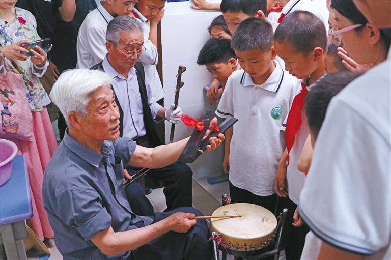 5月24日，安康市漢濱區(qū)城東小學，漢調(diào)二黃藝人在為學生表演。董劍南攝