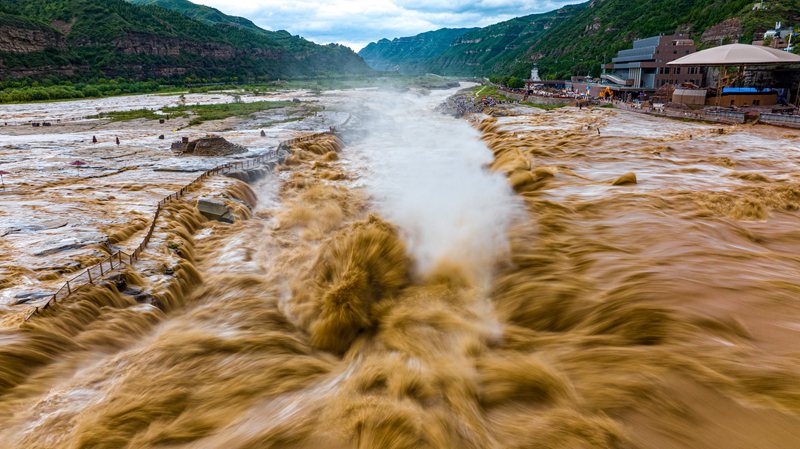 壺口瀑布出現(xiàn)水岸齊平絕色景觀。宋洋波 攝