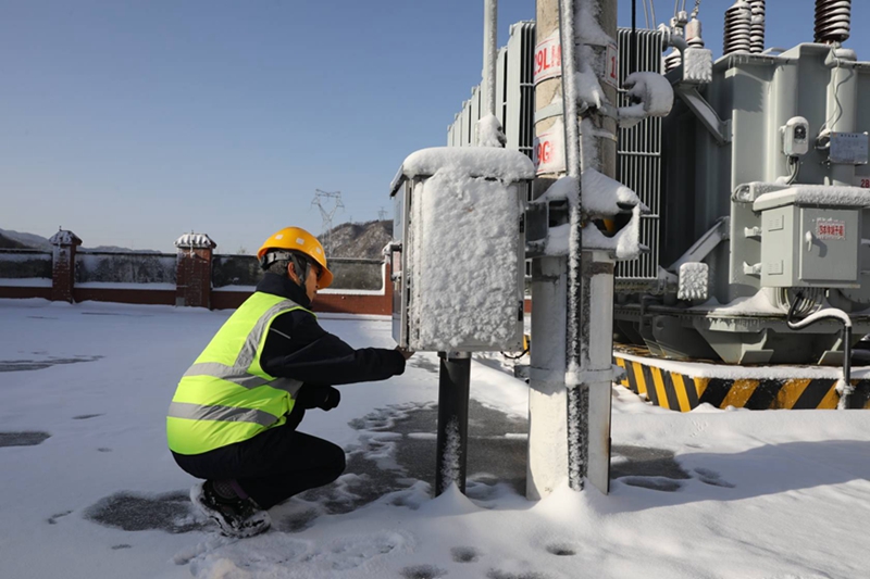 西安鐵路局寶雞供電段秦嶺供電車間變電所值守人員正在巡視檢查電動隔離開關(guān)狀態(tài)。張贏弘 攝