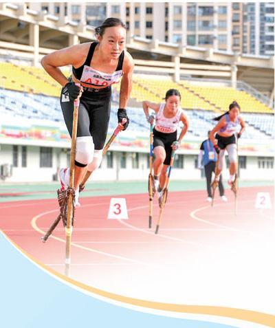 運動員在高腳競速項目女子200米復(fù)賽中。本報記者 厲衍飛攝