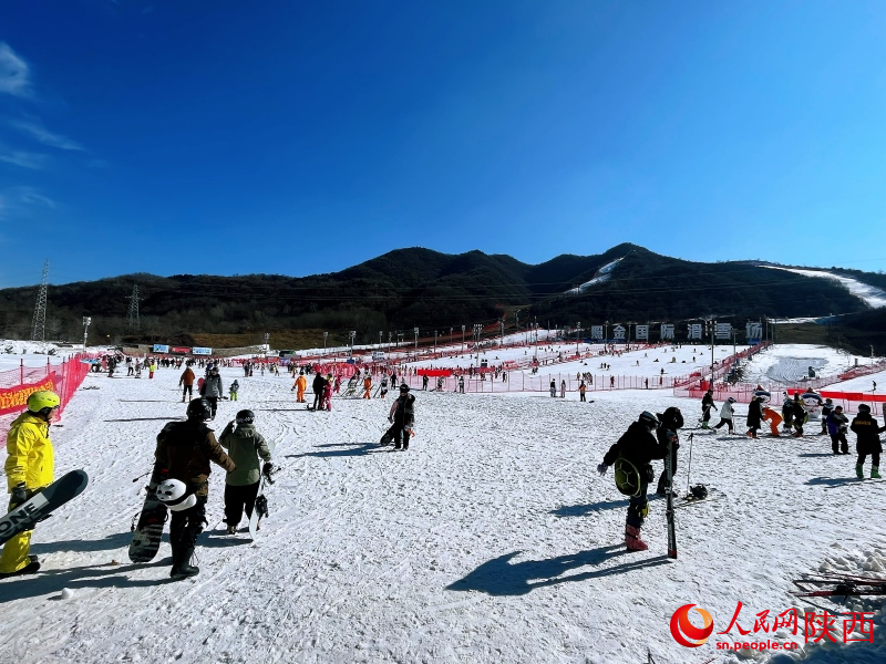 陜西銅川照金國(guó)際滑雪場(chǎng)，2024-2025雪季已開啟。人民網(wǎng)記者 魏鑫攝