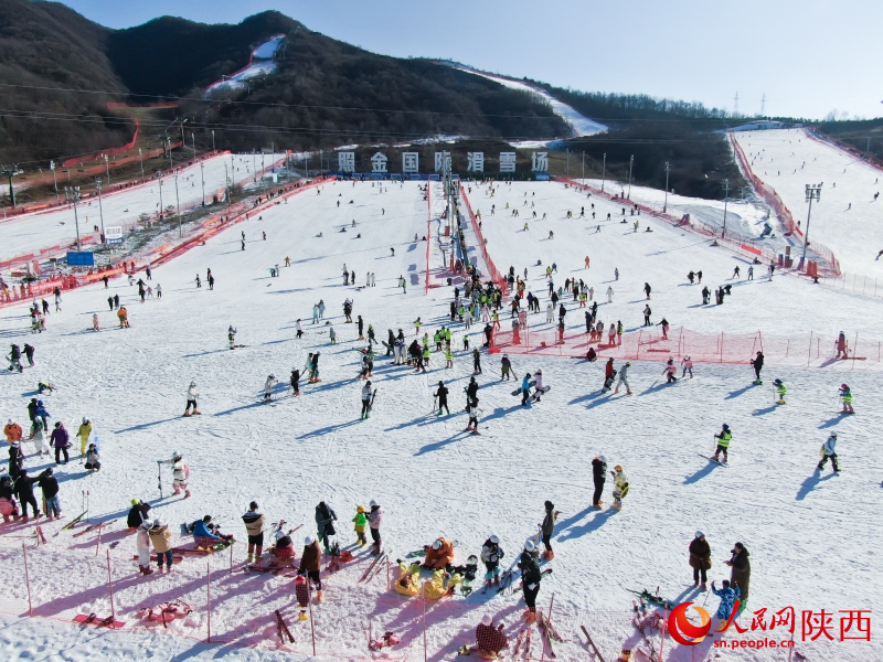 雪友們在滑雪場滑雪，盡情體驗滑雪運動帶來的快樂。人民網(wǎng)記者 魏鑫攝