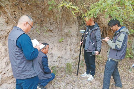 咸陽普查隊(duì)隊(duì)員在彬州市永樂鎮(zhèn)的下馬河遺址（暫定名）勘察。