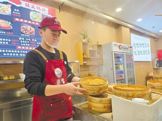 12月5日，在柒寶牛雜面面館，王高民在制作面食。